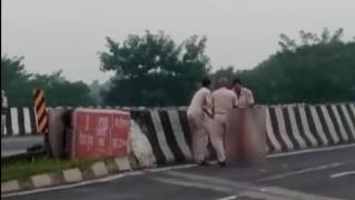 Poliţişti, filmaţi în timp ce aruncă un cadavru mutilat într-un canal. Victima murise într-un accident rutier, în India
