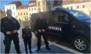 Băiețel de 7 ani, rătăcit de grup zeci de minute, în timp ce se afla în excursie, în Brașov. Mama unui copilaș cu care băiatul se juca a alertat autoritățile