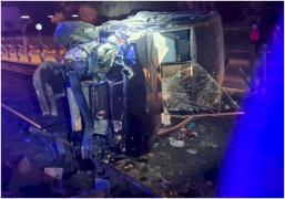 Cascadorie pe Şoseaua Virtuţii din Capitală. Un tânăr beat şi fără permis s-a răsturnat cu maşina pe linia de tramvai