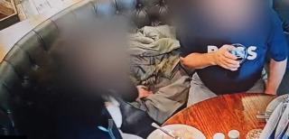 Momentul în care un cuplu din UK pune fire de păr în mâncare pentru a nu plăti consumaţia. Cât era nota de plată