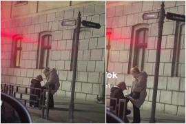 Bătrânel filmat în timp ce se pune în genunchi şi închide fermoarul soţiei, în Iaşi: "Şi tu încă aştepţi ca Gigel să îţi aducă un buchet de flori"