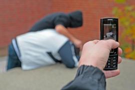 Doi elevi de la un liceu din Bucureşti s-au luat la bătaie într-o pauză. Profesorul de sport care a intervenit să-i desparată, ameninţaţ