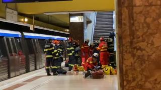 Posibilă tentativă de suicid în staţia de metrou Tineretului. Bărbatul care a căzut pe şine, scos în viaţă de sub tren