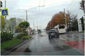 Tânără de 15 ani, spulberată pe trecere, în Bucureşti. Şoferul vinovat a fugit imediat, ceilalţi, au ocolit cu dispreţ victima întinsă pe asfalt
