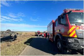 Accident cumplit pe o şosea din Dolj. Trei tineri şi trei minori răniţi grav, după ce şoferul maşinii a pierdut controlul şi s-a răsturnat pe un câmp