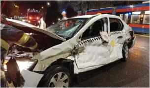 Bărbat rănit, după ce un tramvai și un taxi s-au izbit violent. Orădeanul era pasager în mașină