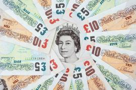 Lira sterlină a câştigat teren în raport cu leul românesc