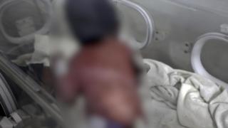 Micuța Aurora a murit în urma bătăilor, după doar 45 de zile de viață. Mama și tatăl copilei, arestați în Italia