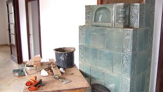 Un bărbat de 99 de ani din Botoşani a suferit arsuri grave după ce a aruncat motorină în sobă. Vecinii l-au ajutat să iasă din casă