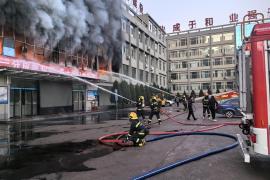 Incendiu masiv izbucnit într-un bloc din China: 11 oameni au murit, alţi 51 au ajuns la spital