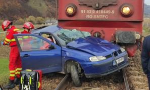 Şofer mort în maşina strivită de tren, într-o localitate din Bistriţa-Năsăud. Bărbatul de 65 de ani a fost scos fără suflare dintre fiare