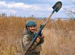 Momentul în care un ucrainean pune lopata în lansatorul de grenade şi trage spre poziţiile ruseşti