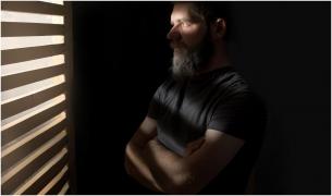 Un italina s-a ascuns în dulapul din dormitor, convins fiind că soția lui are o aventură. Lovitura neașteptată primită de bărbat