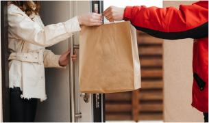 Un livrator de mâncare a intrat în casa unei femei din UK, s-a băgat lângă ea în pat și a început să o sărute. Iubitul el leșinase în bucătărie