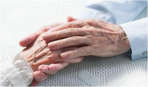 Doi bătrânei din UK s-au sinucis împreună, de frică să trăiască unul fără celălalt. Cuplul căsătorit de 64 de ani a lăsat și un bilet de adio