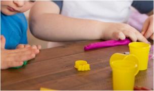 Un băiat de 5 ani și-a ucis fratele geamăn, în SUA. Cei doi se jucau când unul dintre ei a apucat un cuțit. Copilul nu va fi acuzat de crimă