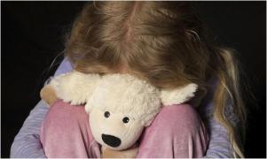 Monstru cu chip de om! Un bărbat de 47 de ani a violat trei copii de 9, 11 și 13 ani pe care îi avea în plasament. Ororile prin care au trecut timp de un an