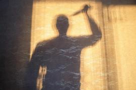 Un bărbat din Constanţa şi-a omorât sora cu un cuţit. Femeia încerca să-l împiedice să se sinucidă