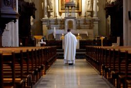 Preot catolic în fața altarului, imagine cu scop ilustrativ