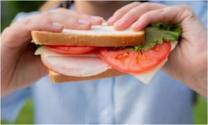 Suma colosală plătită accidental de o femeie din SUA pe un sendviș care costa în mod normal doar 8 dolari