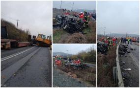 Moarte înfiorătoare pentru o tânără de 24 de ani. A fost strivită în autoturism, după ce un excavator a căzut de pe trailer, în Arad. O altă fată, în stare gravă