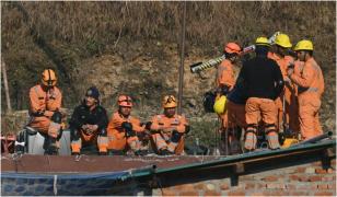 Eforturi supraomenești pentru salvarea muncitorilor blocaţi în tunelul din India. Salvatorii vor începe să sape cu mâinile, după ce utilajul de foraj s-a stricat