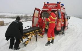 Un om a murit, după ce ambulanţa care trebuia să ajungă de urgenţă la el a rămas blocată în zăpadă, în Vrancea