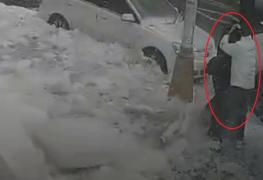 Şi-a apărat iubita cu propriul corp de o bucată imensă de gheaţă desprinsă de pe o clădire