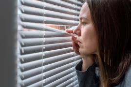 Doi băcăuani, prinşi la furat. O vecină i-a zărit pe geam când intrau în locuinţa de vizavi şi a chemat poliţia