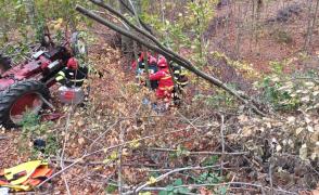 Tată şi fiu, prinşi sub un tractor care s-a răsturnat în pădure