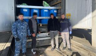 Doi palestinieni, ascunşi într-un TIR condus de un ucrainean, prinşi la Giurgiu. Erau ascunşi printre butoaiele cu pastă de roşii