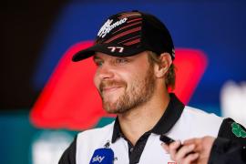 Valteri Bottas a făcut ravagii cu un calendar în care apare nud: 150.000 de dolari strânşi pentru caritate. Cum i-a venit ideea pilotului de F1