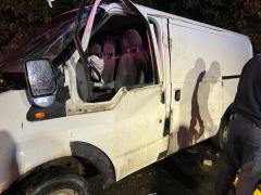 A furat o dubă şi s-a izbit violent de un stâlp. Tânărul de 29 de ani a fost găsit mort: nu avea nici permis de conducere