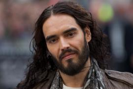 Actorul Russell Brand, oficial acuzat de agresiune sexuală. Compania Warner Bros Pictures, implicată în proces