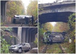 Un bărbat de 80 de ani, rănit, după ce a căzut cu maşina de pe un pod. Şoferul a picat pe şinele de cale ferată, în Dâmboviţa