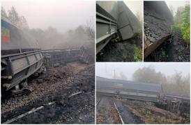 Două vagoane ale unui tren de marfă, deraiate pe traseul Dragoteşti - Turceni. Un al treilea s-a răsturnat