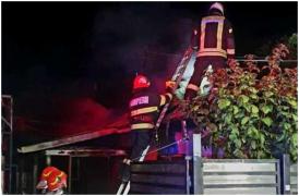 Rămaşi pe drumuri în prag de iarnă. O familie din Giurgiu şi-a pierdut agoniseala de-o viaţă, după ce un incendiu le-a mistuit casa