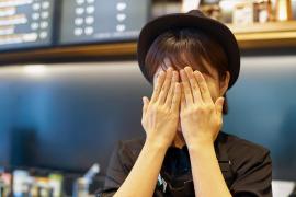 Un tânăr de 20 de ani a luat la bătaie o vânzătoare pentru că avea părul scurt şi credea că e feministă. Sud-coreeanul a atacat şi un client