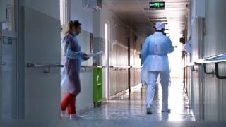 Cazul femeii de 200 de kg din Iaşi care a ieşit afară pentru prima dată în 12 ani. Pompierii au spart un perete pentru a o scoate