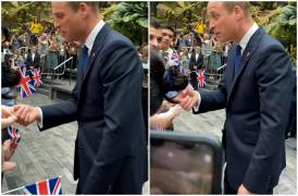 Prinţul William, muşcat de deget de un bebeluş, în timpul vizitei sale din Singapore. Momentul înduioşător a devenit viral