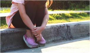 Fetiţă de 10 ani din Botoşani, uitată accidental de părinți pe un drum pustiu. Au crezut că micuța s-a urcat în mașină, după ce au auzit portiera trântindu-se