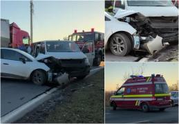 Patru persoane rănite, în urma unui accident într-un un mictobuz cu muncitori şi o maşină, în Timiş. O şoferiţă nu ar fi cedat trecerea