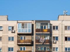 Tânără de 21 de ani, agresată sexual în faţa blocului, pe o stradă din Bucureşti. Măsura luată împotriva bărbatului de 32 de ani