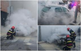Un VW Golf a început să ardă în mers, pe o stradă din Oradea. Șoferul a reușit să iasă singur din mașină