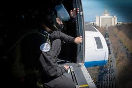 Agent SRI într+un elicopter care a participat la parada de Ziua Naţională a României din Bucureşti
