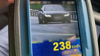 Cursă pe Autostrada A3. Poliţiştii au fost pe urma unui tânăr de 19 ani, care a gonit pe şosea cu 238 km/oră şi nu a oprit la semnale