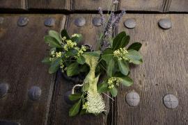 Tot mai mulţi români îşi pun vâsc la uşi de sărbători