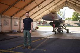Volodimir Zelenski lângă un avion F-16