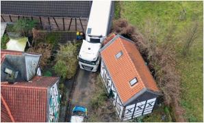 Un șofer român de TIR a provocat haos pe o stradă din Germania. A distrus o mașină și o clădire istorică, după ce GPS-ul l-a direcționat greșit