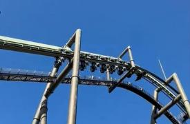 Momente de coşmar într-un parc de distracţii din Japonia. Zeci de oameni, atârnaţi cu capul în jos într-un carusel blocat la 40 de metri înălţime